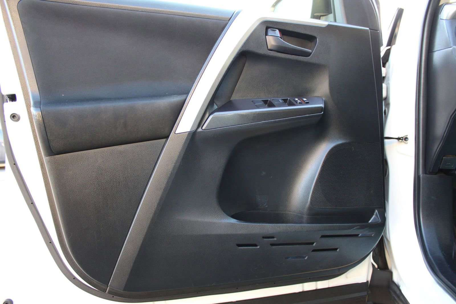 Used 2016 Toyota RAV4 LE image 3