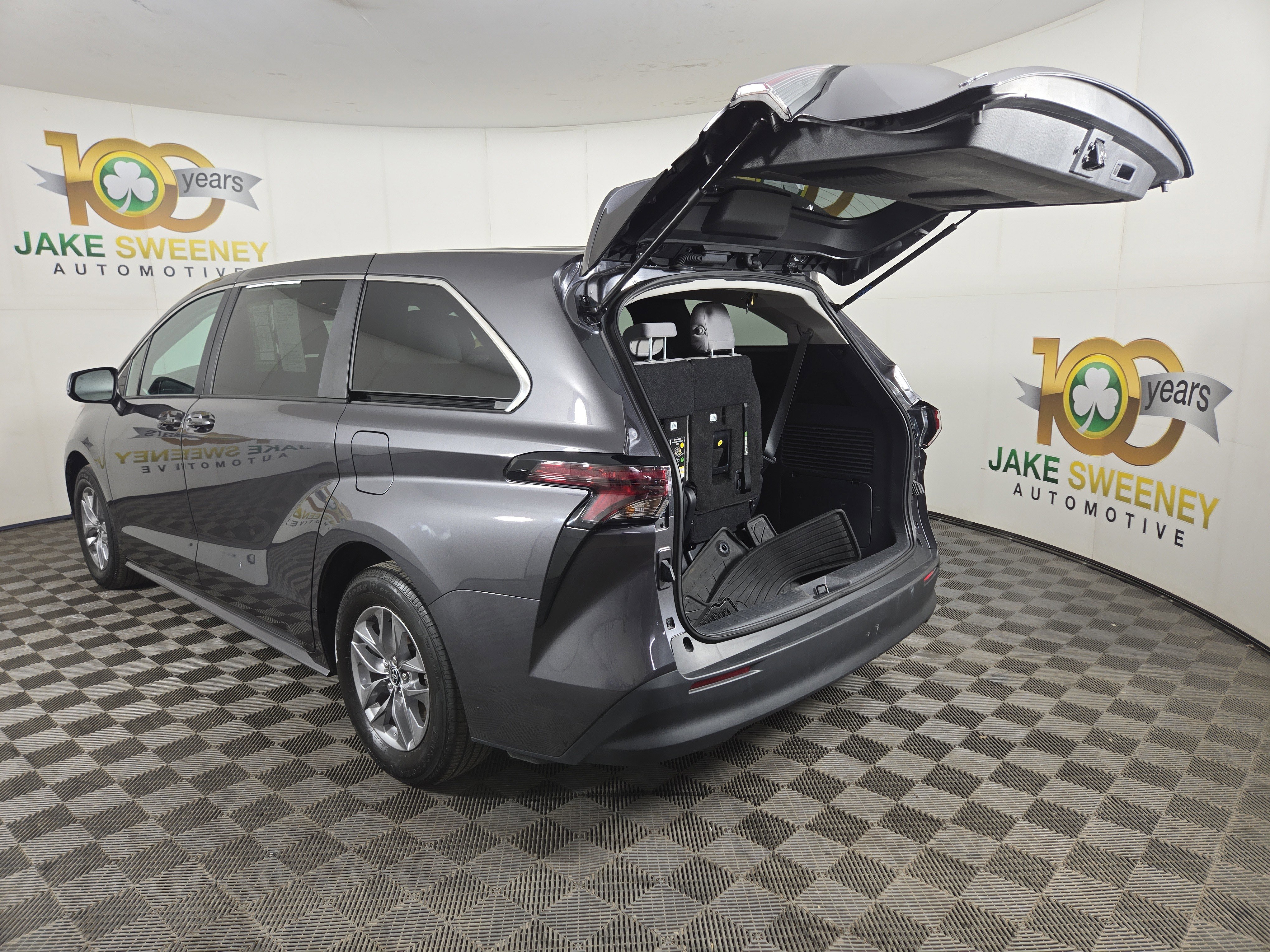Used 2025 Toyota Sienna LE image 31