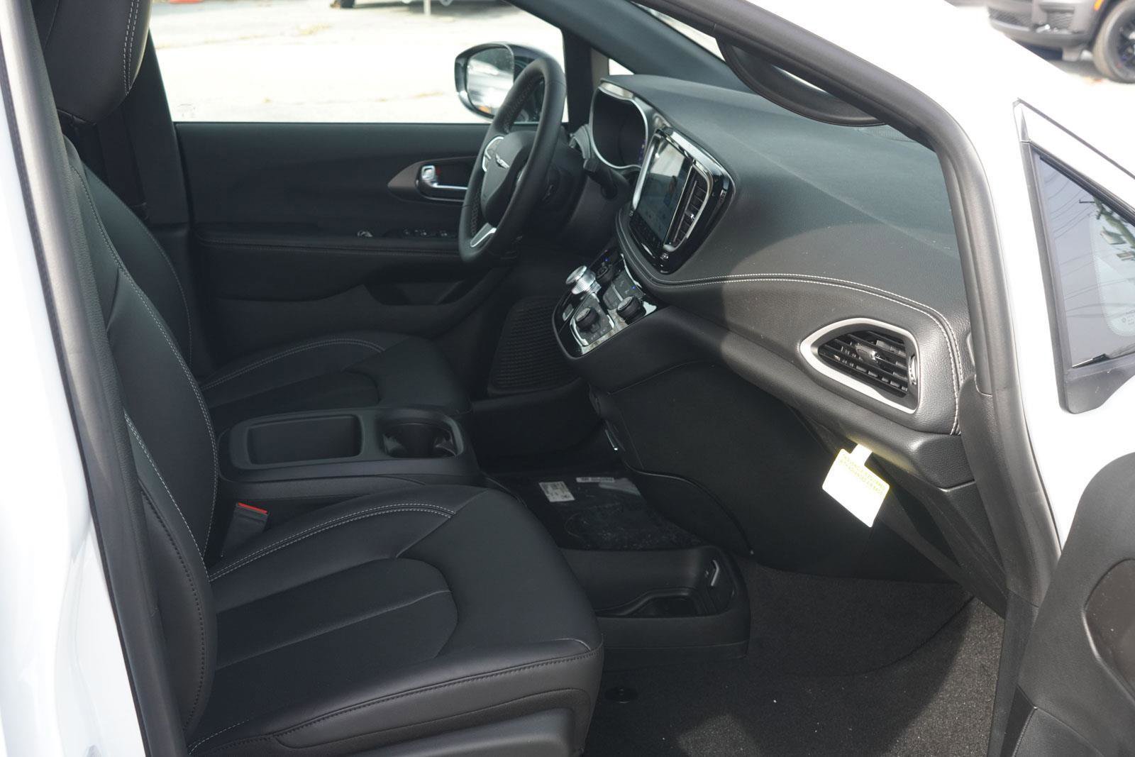 New 2026 Chrysler Pacifica Select image 24