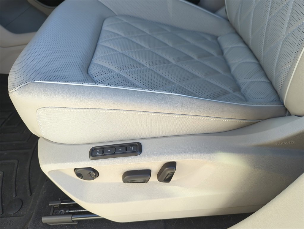 Used 2025 Volkswagen Atlas SEL Premium R-Line image 33