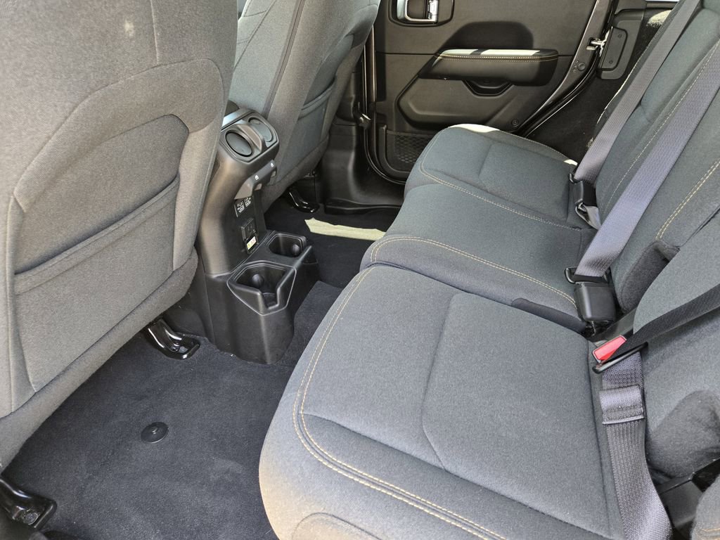 Used 2025 Jeep Wrangler Unlimited Sahara AWD/4WD image 30