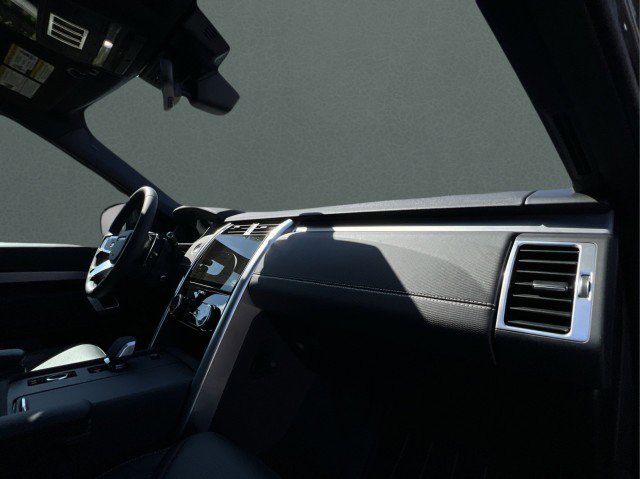 New 2025 Land Rover Discovery Dynamic SE image 24