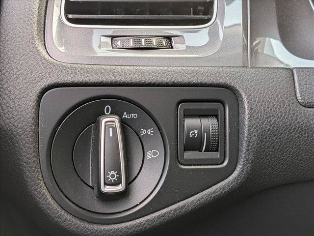Used 2015 Volkswagen e-Golf Limited Edition FWD image 16