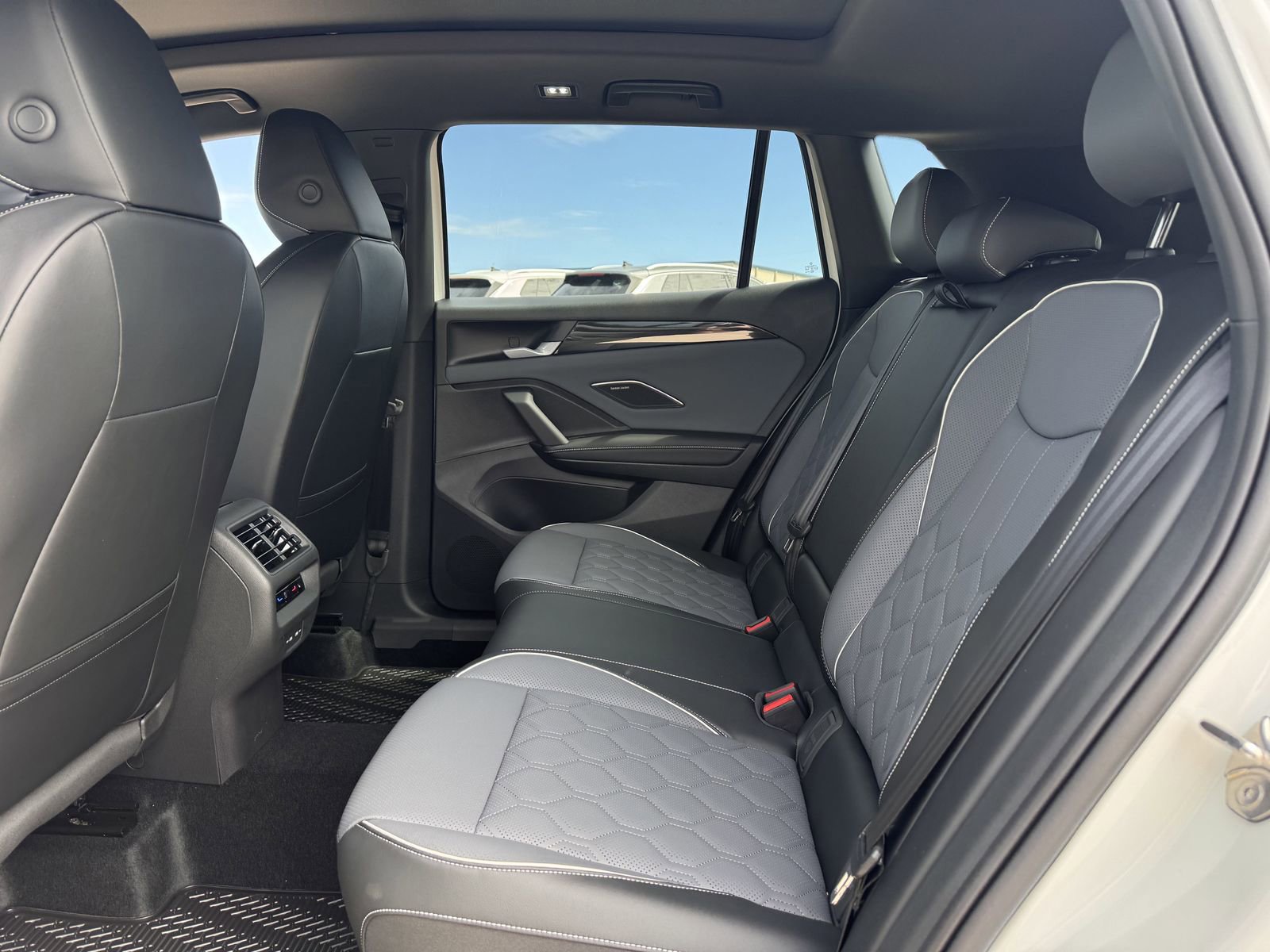 New 2026 Volkswagen Tiguan SEL R-Line image 28