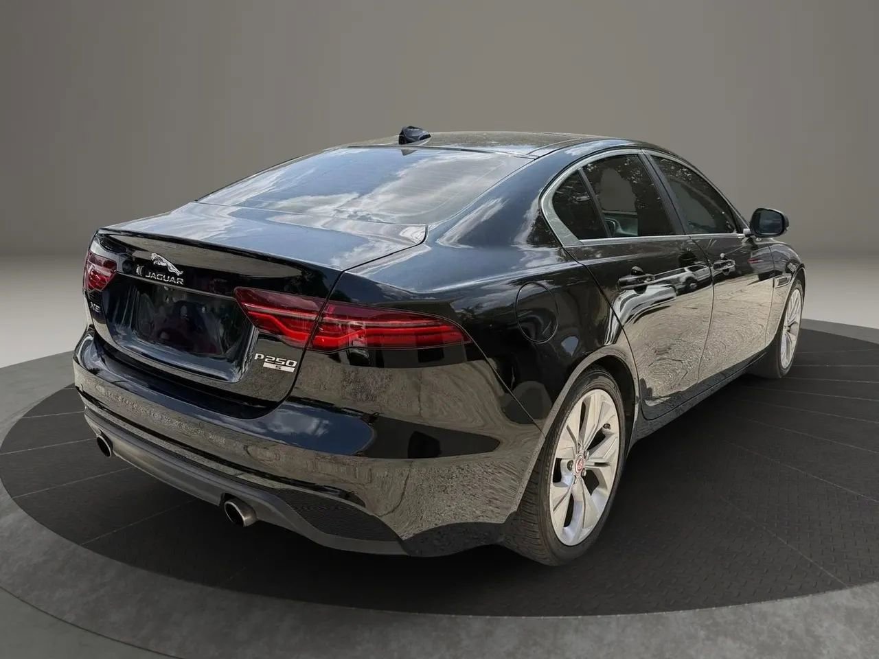 Used 2020 Jaguar XE S RWD image 5