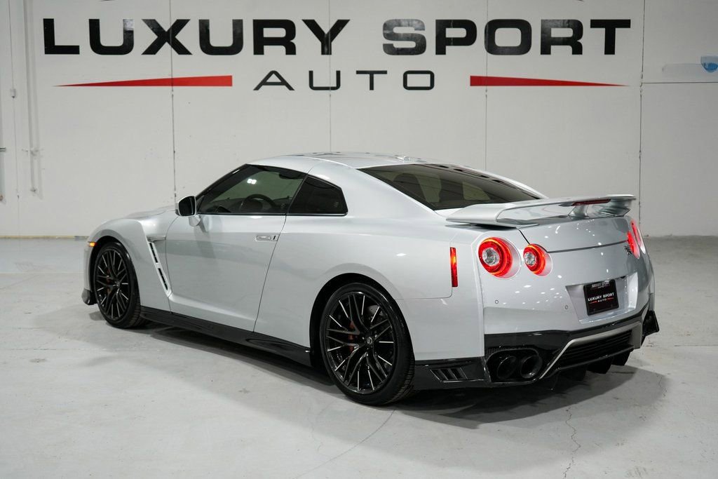 Used 2020 Nissan GT-R Premium image 3