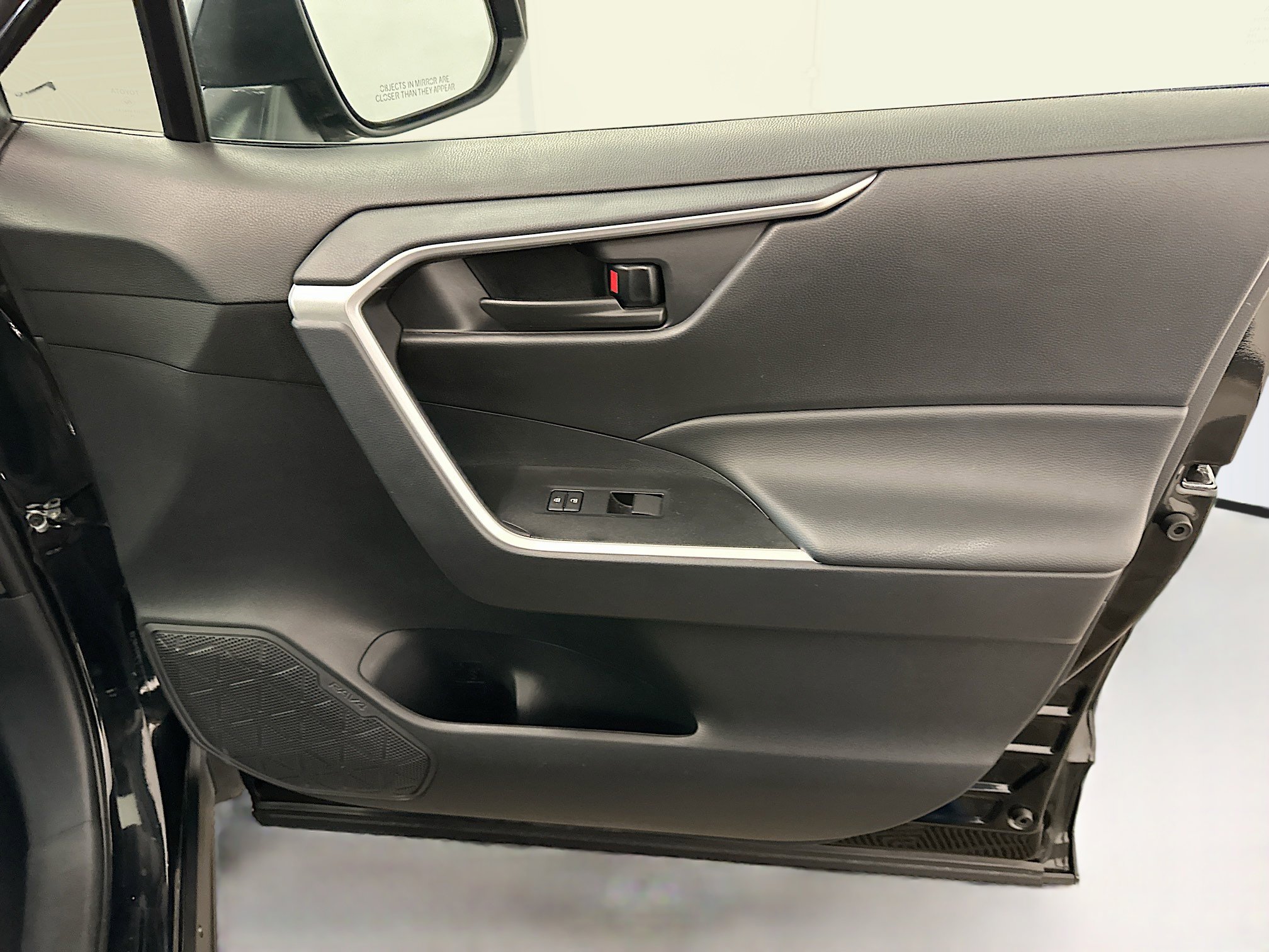 Used 2025 Toyota RAV4 LE image 33