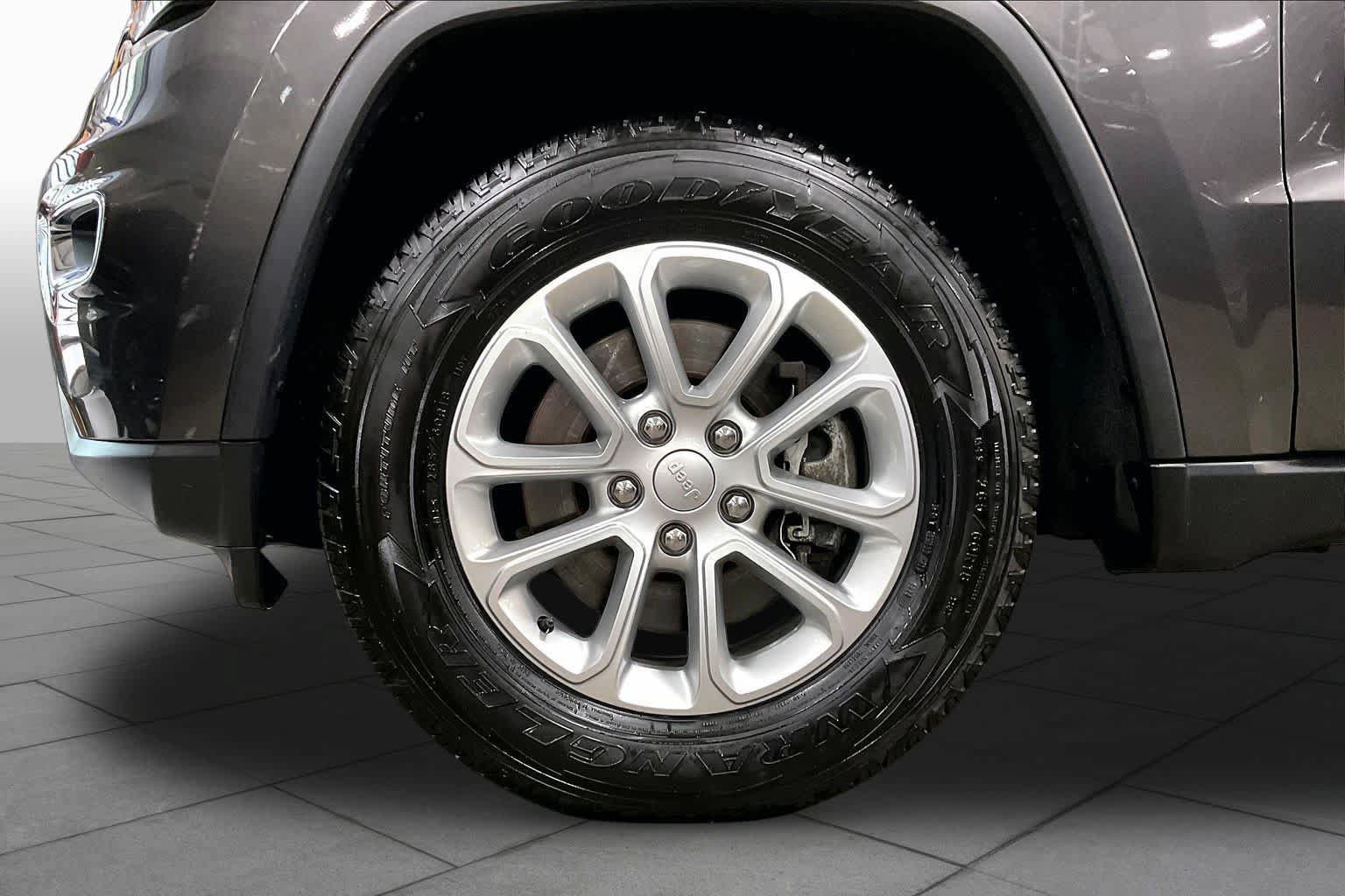 Used 2021 Jeep Grand Cherokee Laredo AWD/4WD image 11