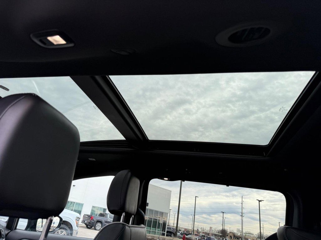 Used 2025 Chrysler Pacifica Limited image 12