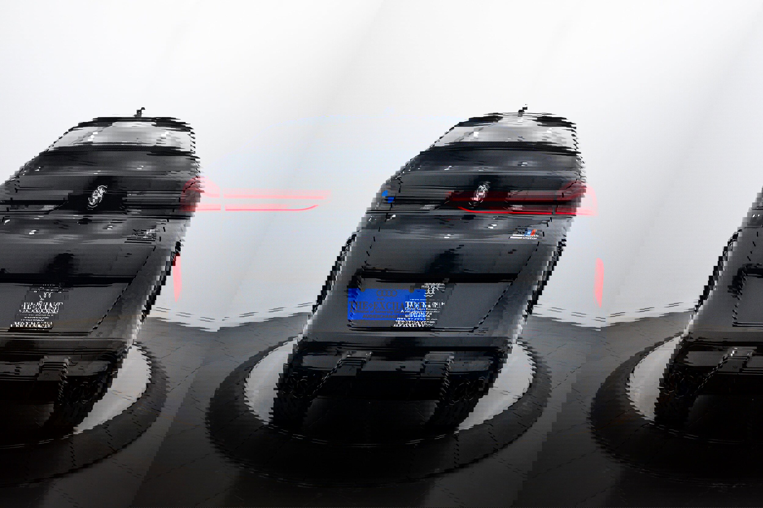 Used 2025 BMW X6 M Competition w/ Executive Package image 27