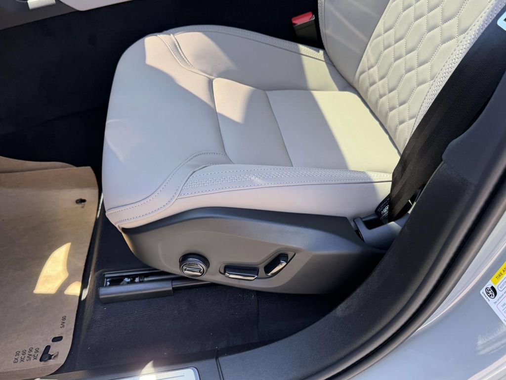 New 2026 Volvo XC90 B5 Plus w/ Protection Package Premier AWD/4WD image 16