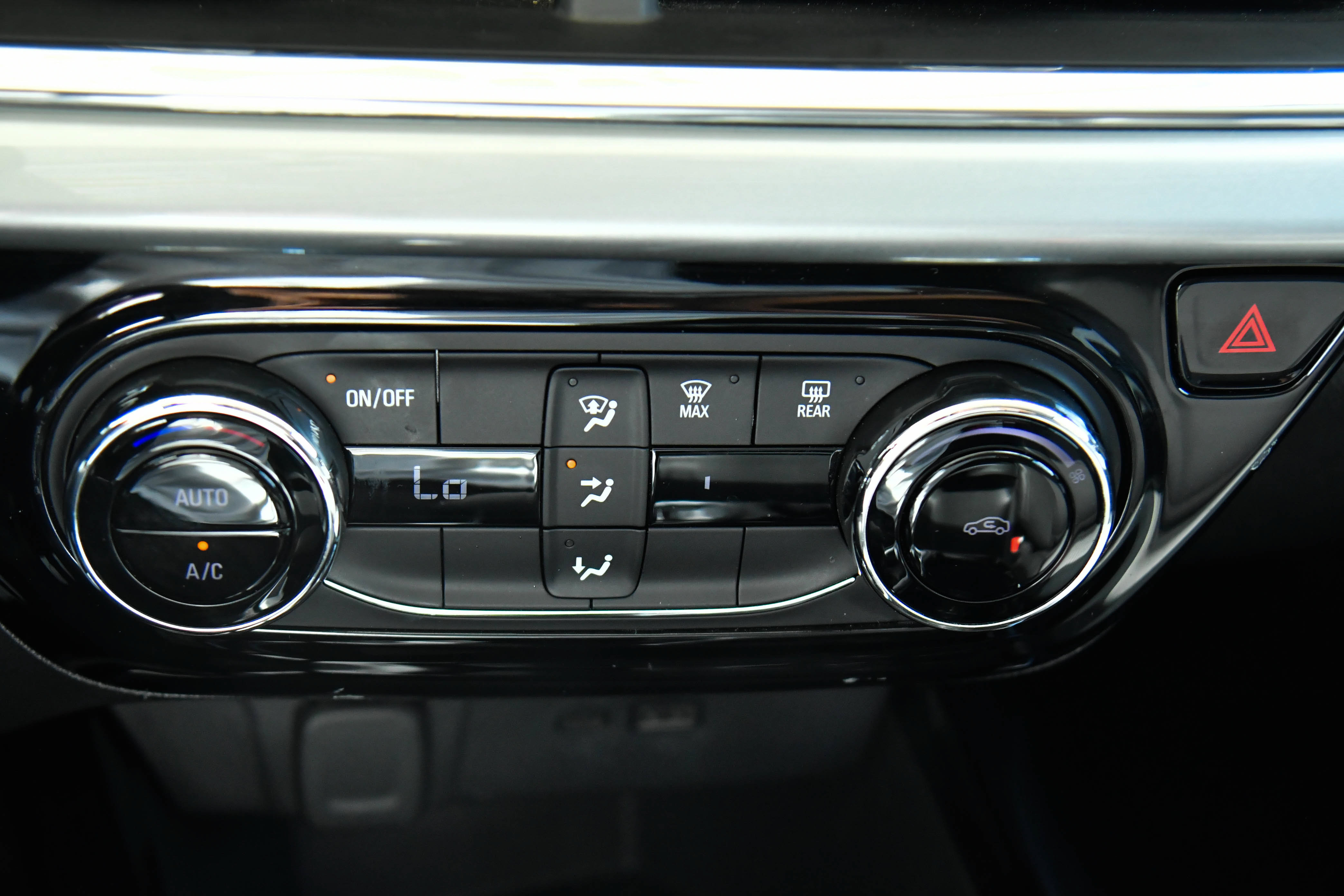 Used 2025 Chevrolet Trax LT FWD image 23