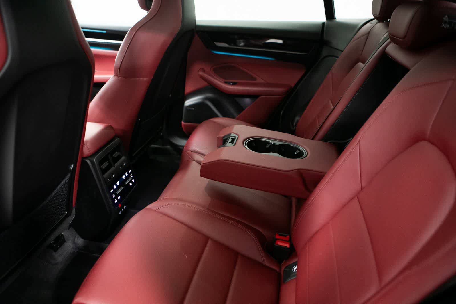 Certified 2025 Porsche Macan 4S Electric AWD/4WD image 29