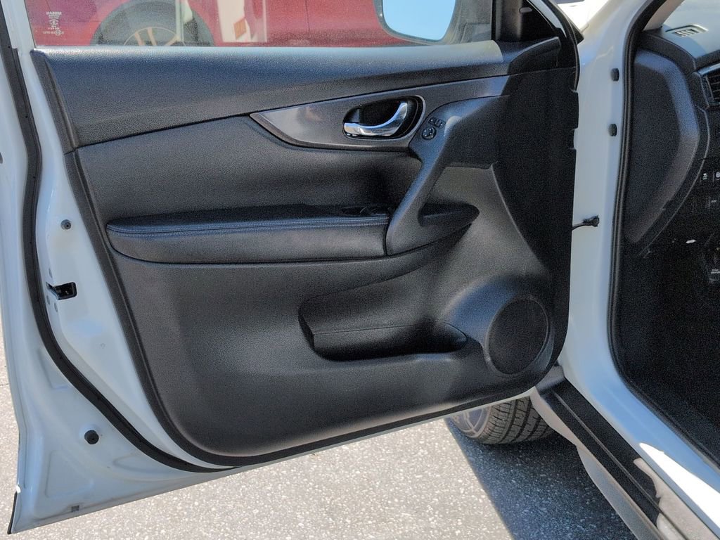 Used 2020 Nissan Rogue SV image 25