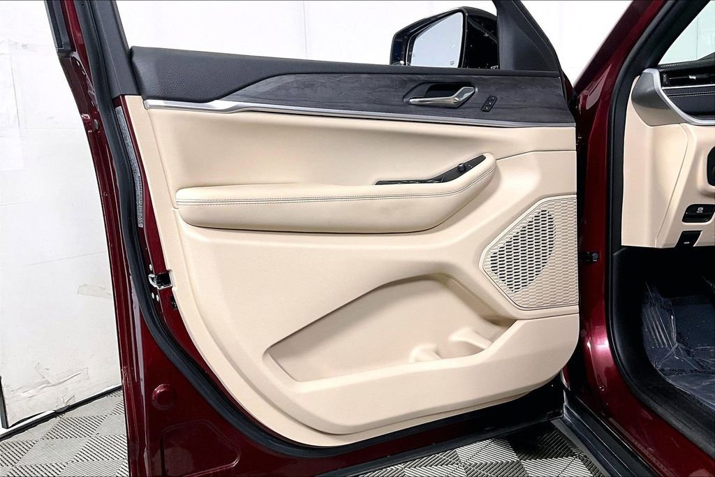 Used 2024 Jeep Grand Cherokee Limited image 23