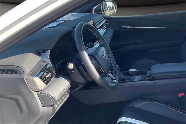 Used 2025 Toyota Camry SE image 12