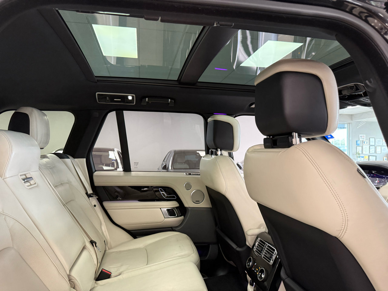 Used 2019 Land Rover Range Rover HSE image 25