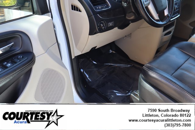Used 2015 Chrysler Town & Country Touring FWD image 18