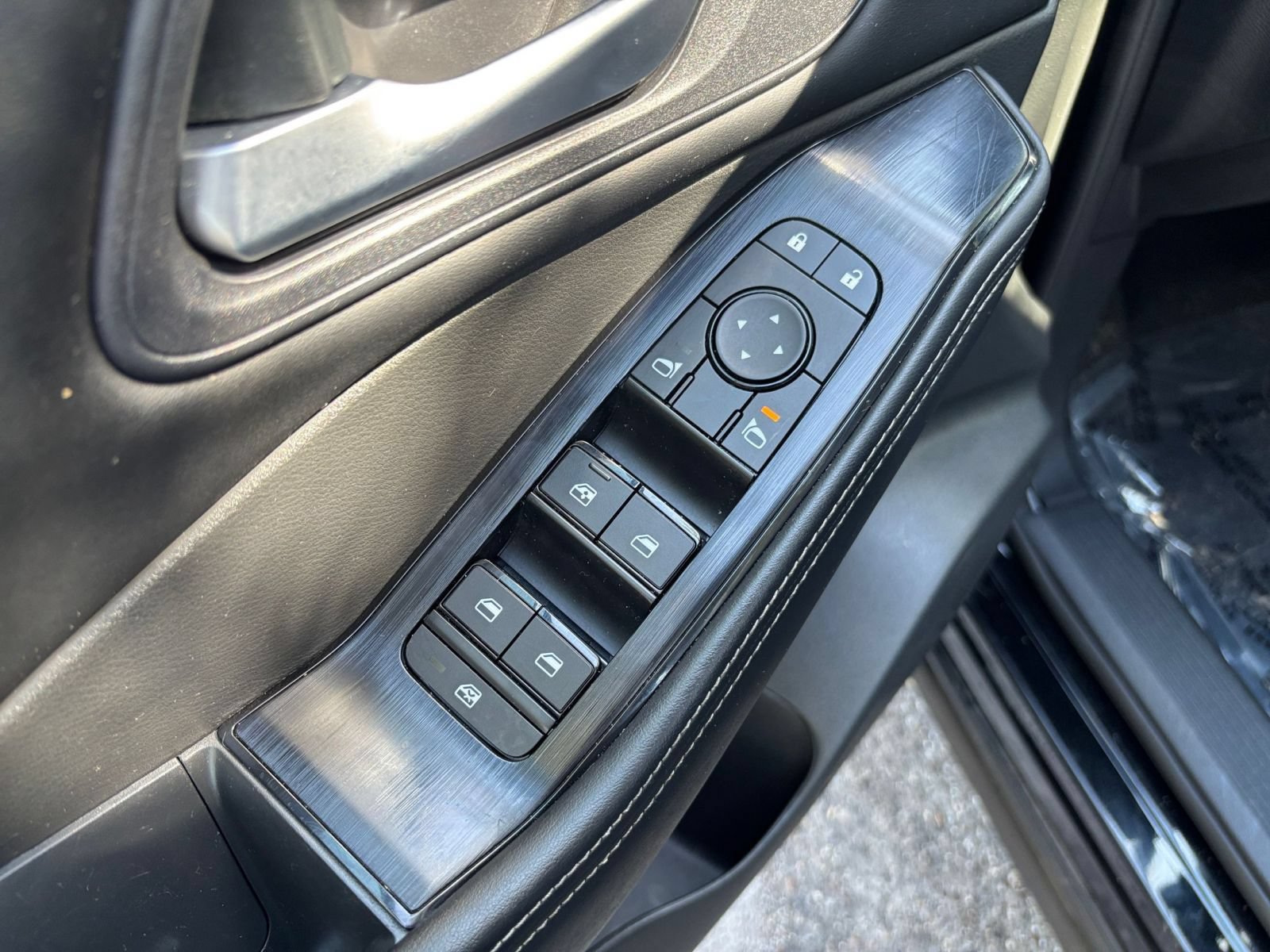 Used 2025 Nissan Rogue SV AWD/4WD image 18