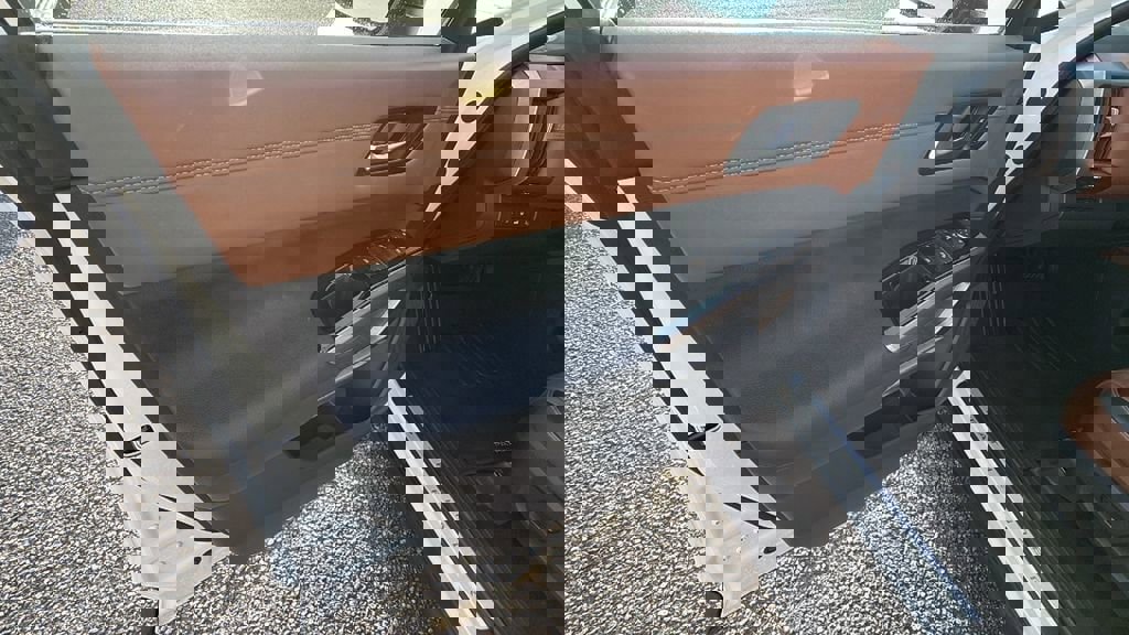 Used 2022 Nissan Pathfinder Platinum image 11