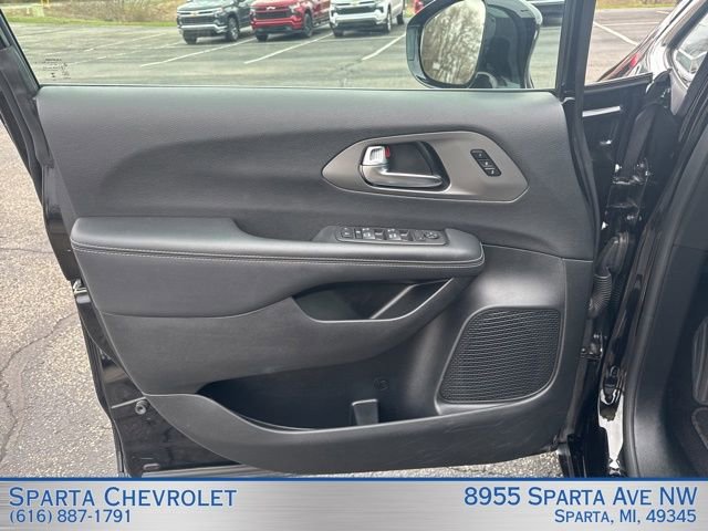 Used 2025 Chrysler Pacifica Select image 9