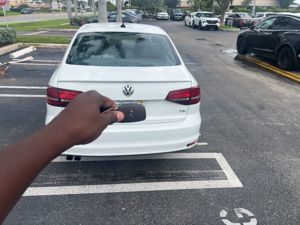 Used 2016 Volkswagen Jetta SEL w/ Lighting Package FWD image 4