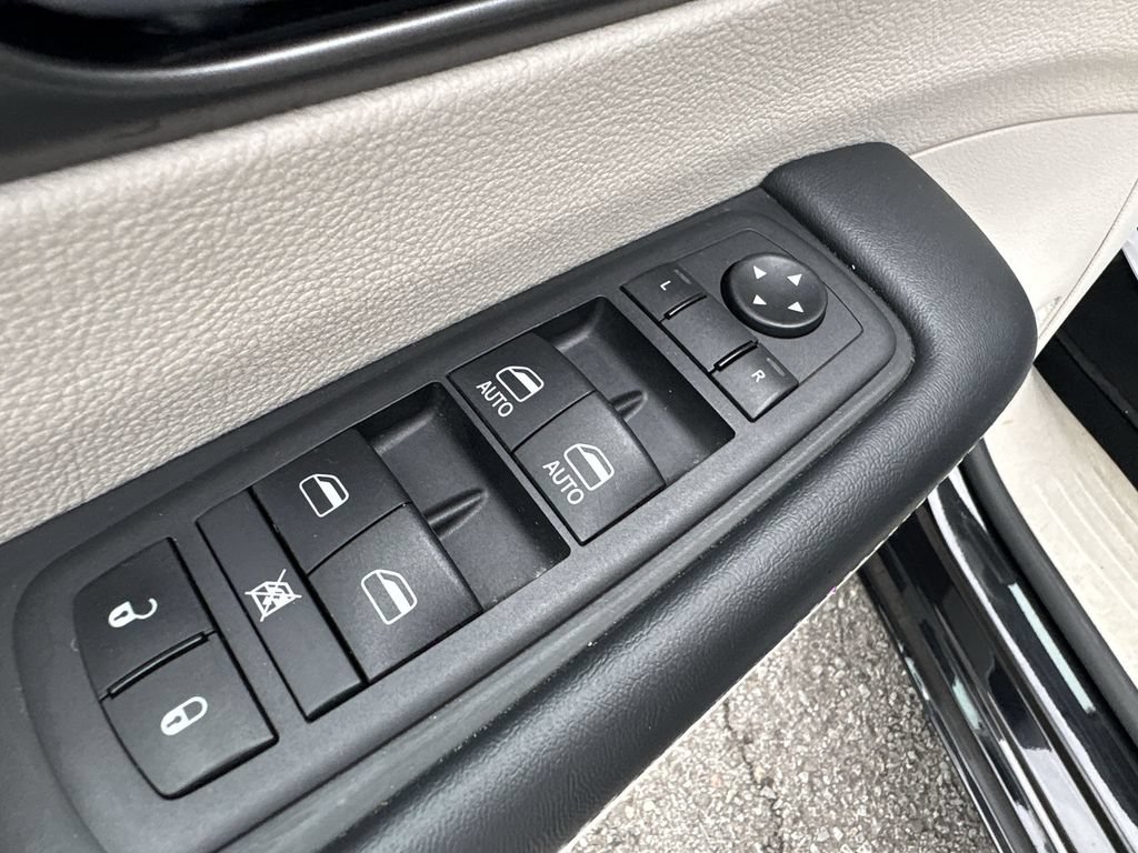 Used 2024 Chrysler Pacifica Touring-L FWD image 19