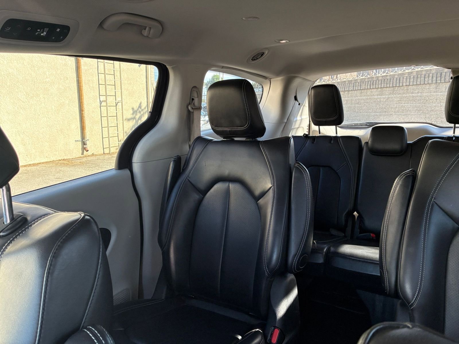 Used 2023 Chrysler Pacifica Touring-L image 42