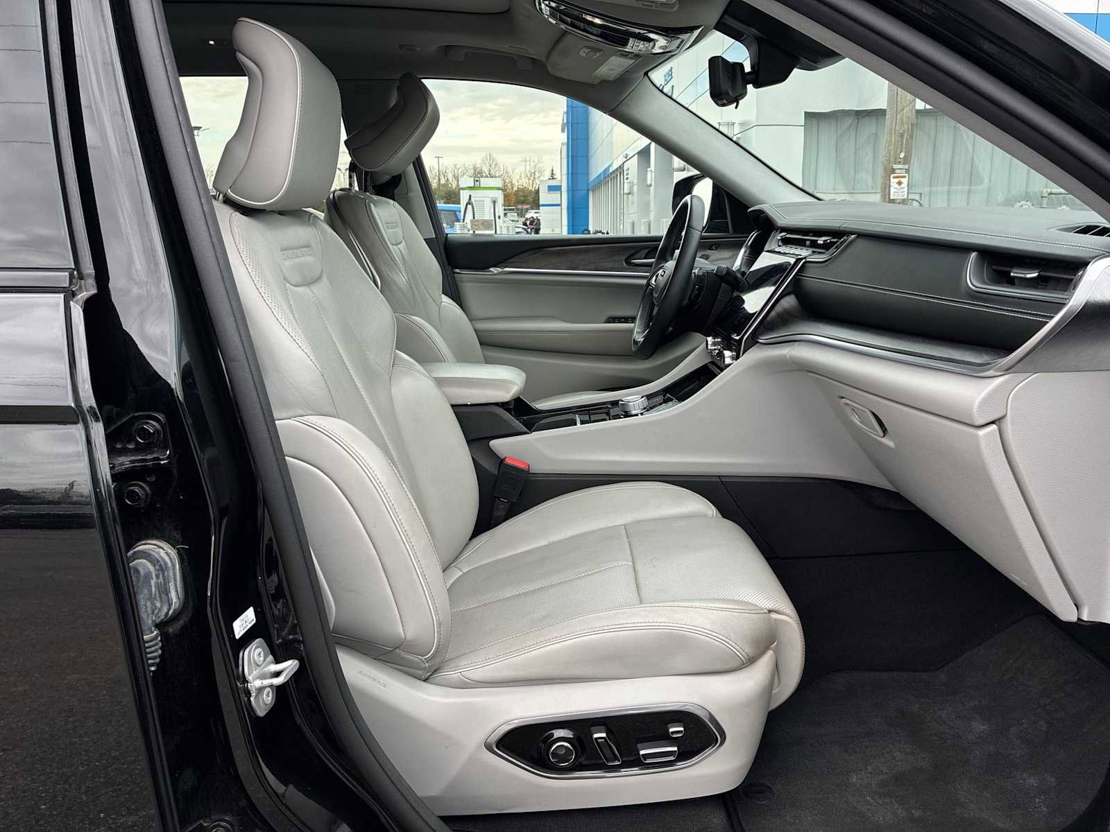 Used 2022 Jeep Grand Cherokee L Overland w/ Advanced Protech Group III image 29