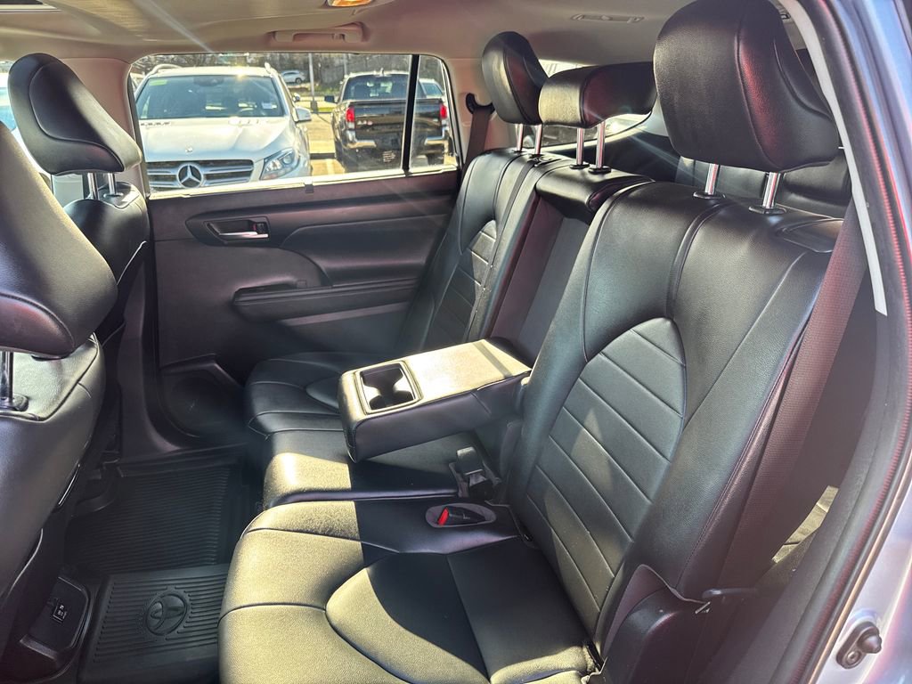 Used 2020 Toyota Highlander XLE AWD/4WD image 39