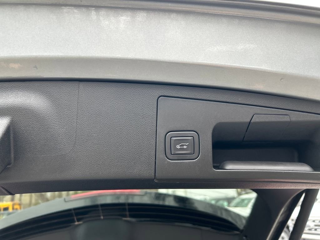 Used 2025 Cadillac XT4 Premium Luxury image 30