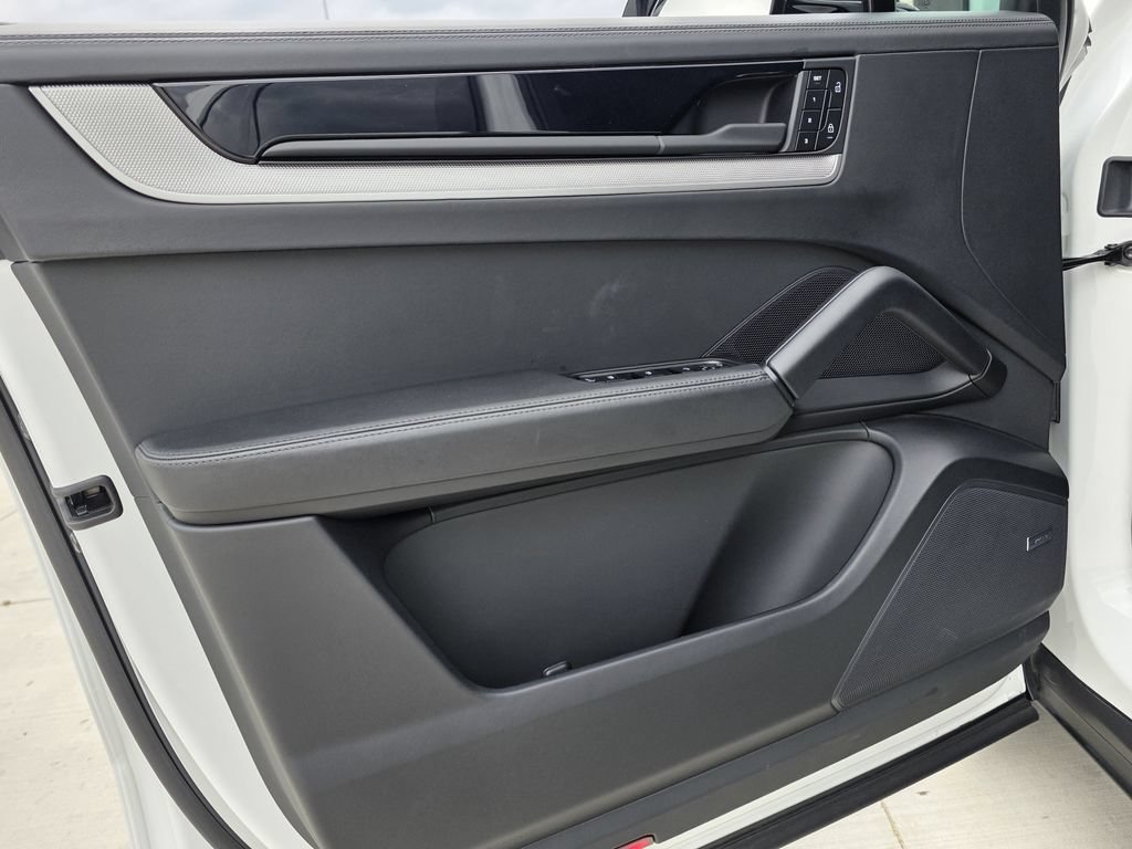 Certified 2025 Porsche Cayenne E-Hybrid AWD/4WD image 18