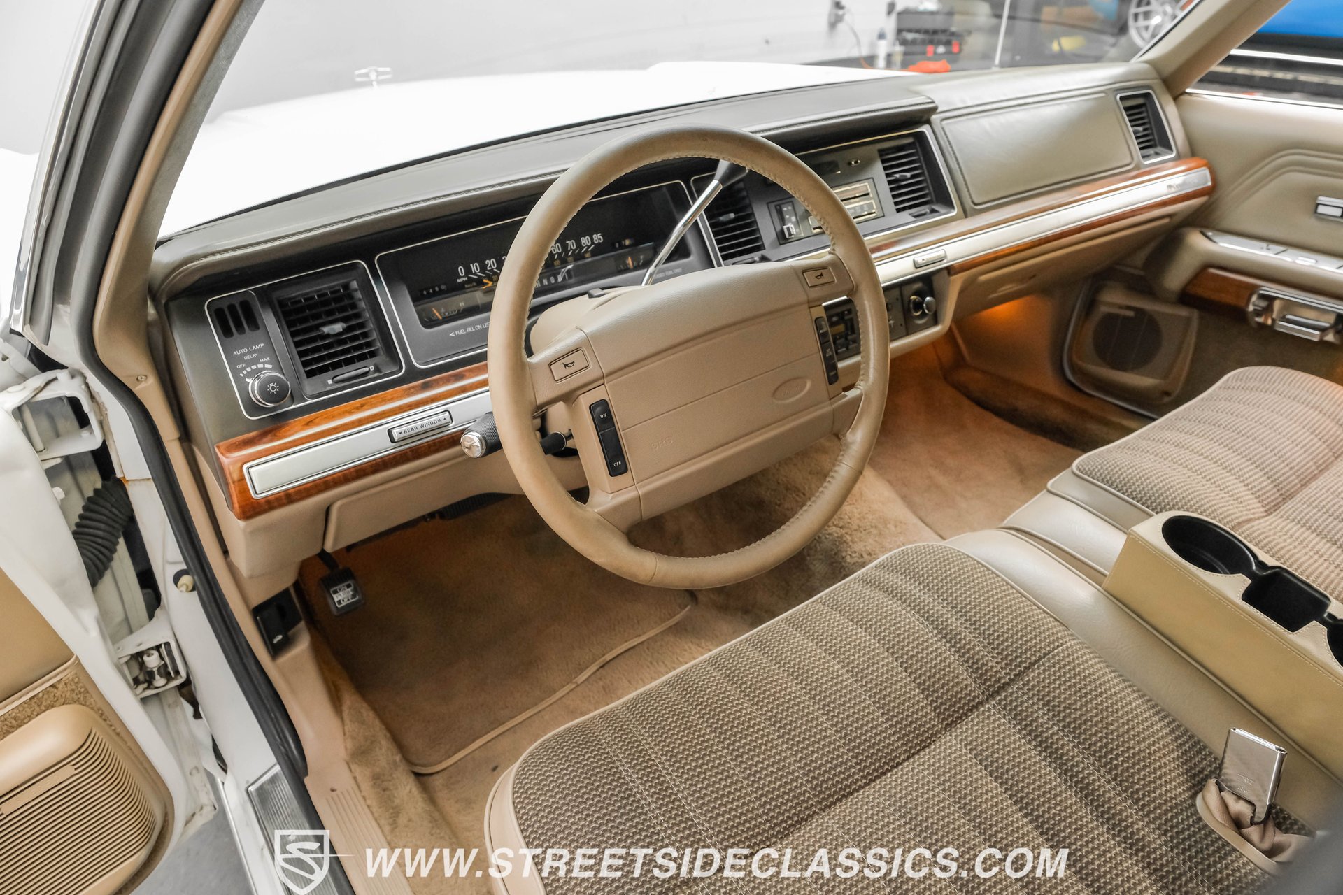 Used 1990 Ford LTD Crown Victoria image 4
