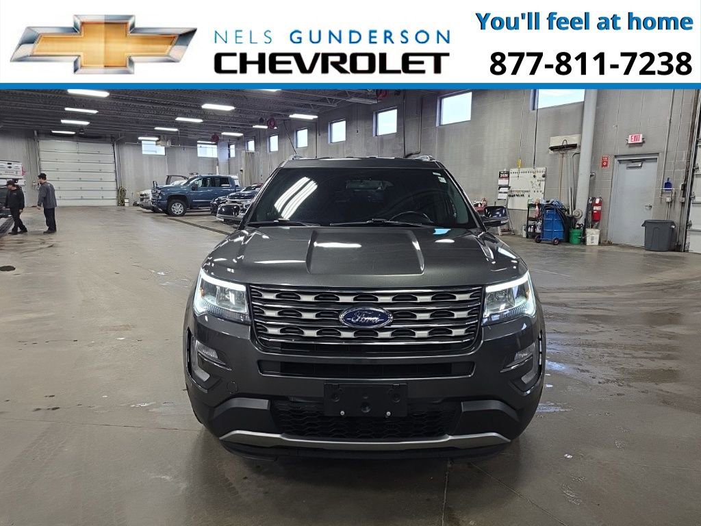 Used 2017 Ford Explorer XLT image 2