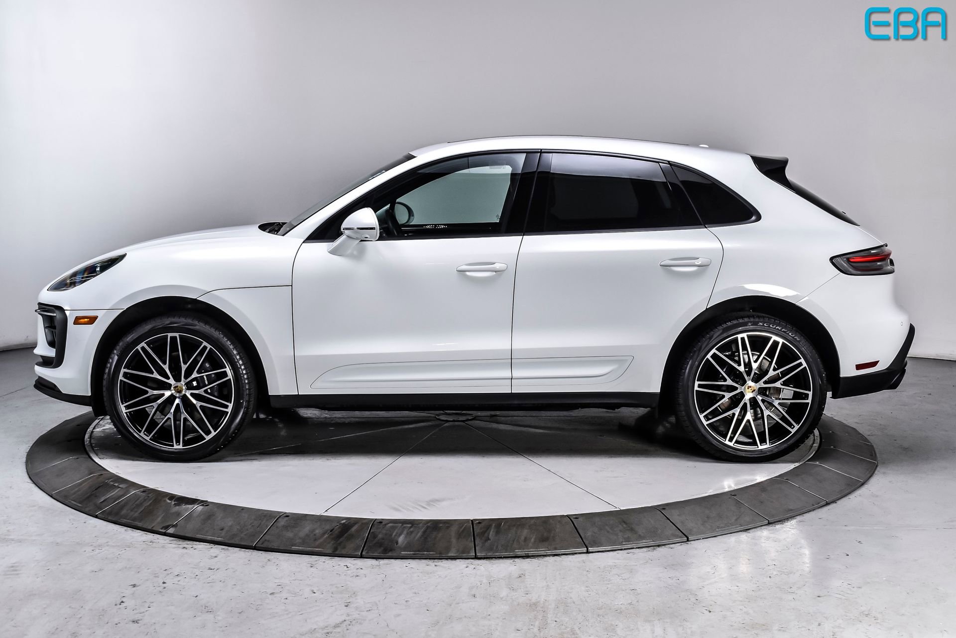 Used 2025 Porsche Macan image 3