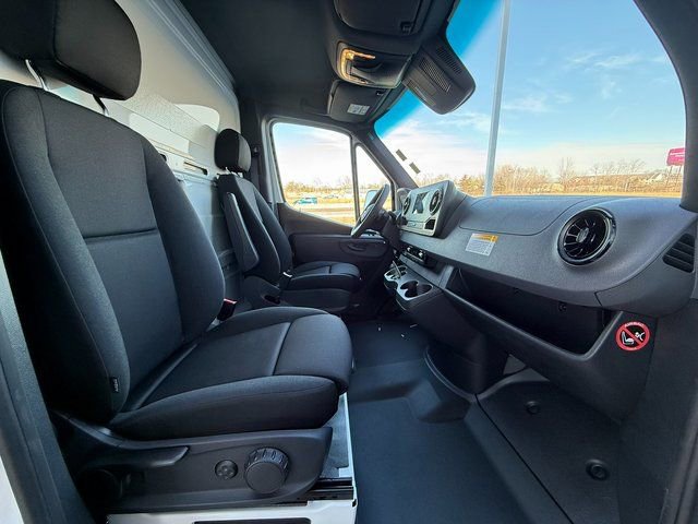 Used 2024 Mercedes-Benz Sprinter 4500 image 17