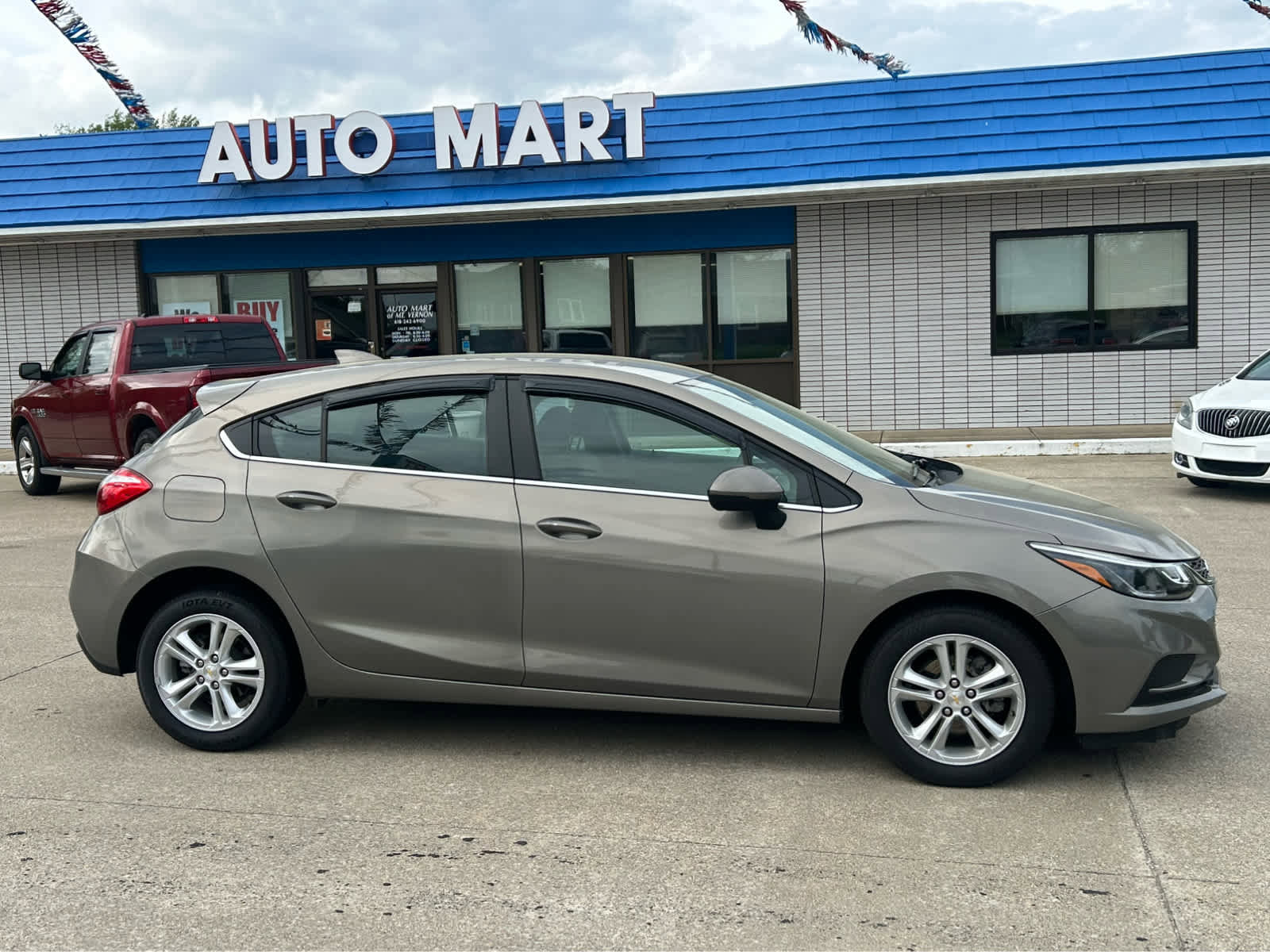 Used 2018 Chevrolet Cruze LT w/ Convenience Package FWD image 1