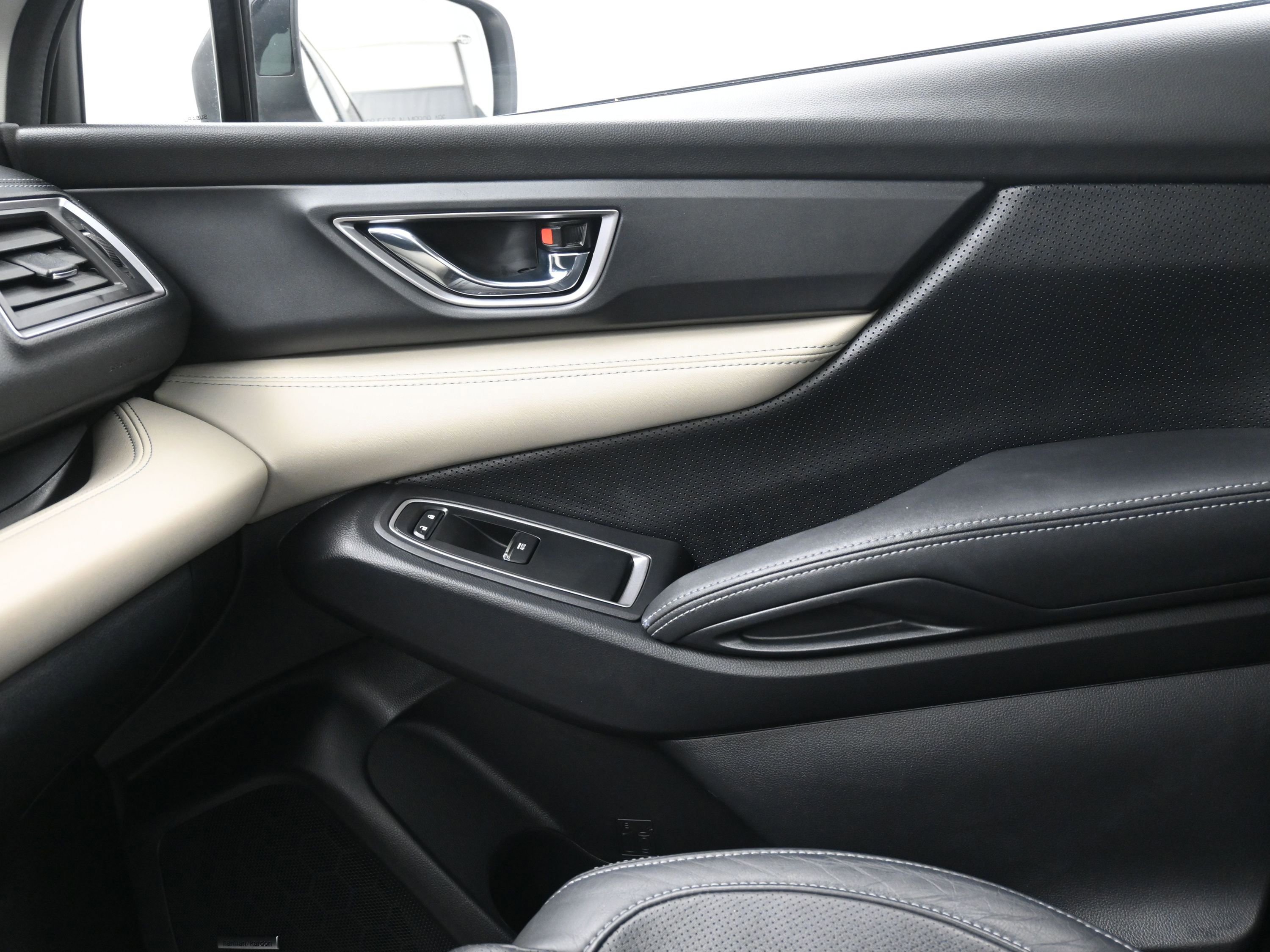 Used 2022 Subaru Ascent Limited w/ Technology Package image 28