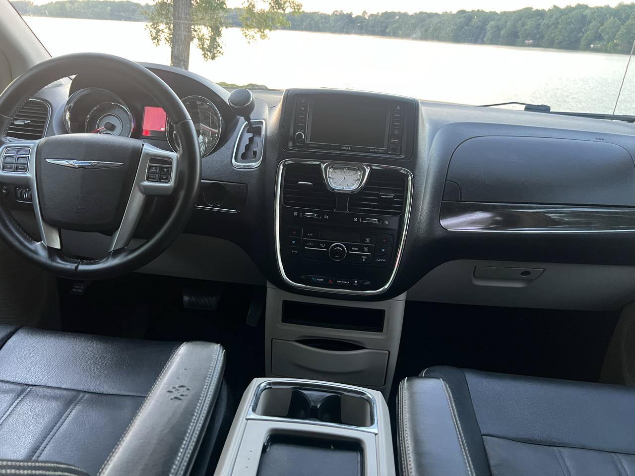 Used 2013 Chrysler Town & Country Touring FWD image 28