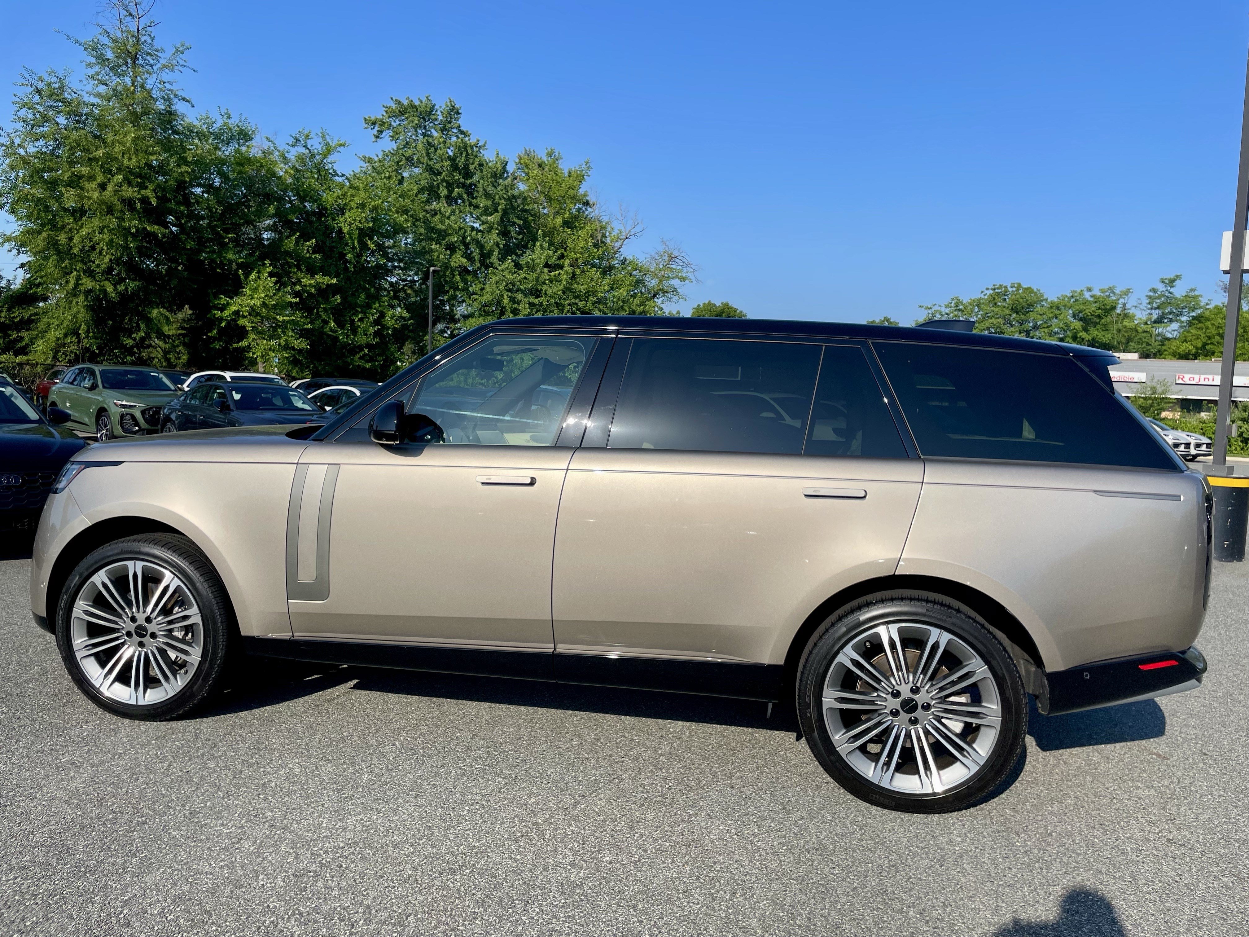 Used 2026 Land Rover Range Rover Long Wheelbase SE AWD/4WD image 5