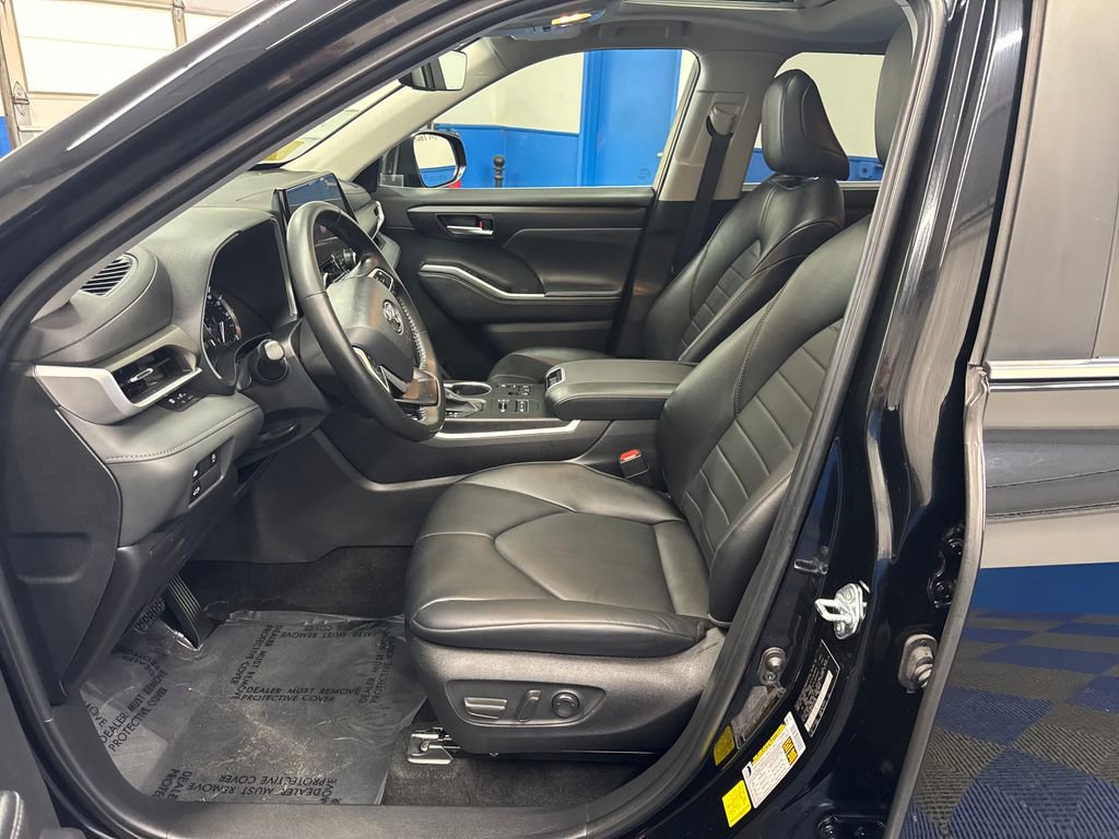 Used 2023 Toyota Highlander XLE AWD/4WD image 15