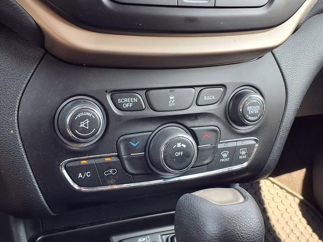 Used 2016 Jeep Cherokee Latitude w/ Cold Weather Group AWD/4WD image 13