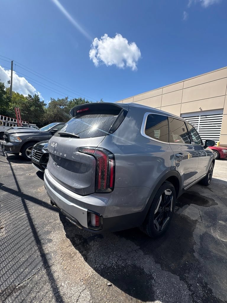 Used 2024 Kia Telluride EX w/ EX Captain's Chair Package FWD image 16
