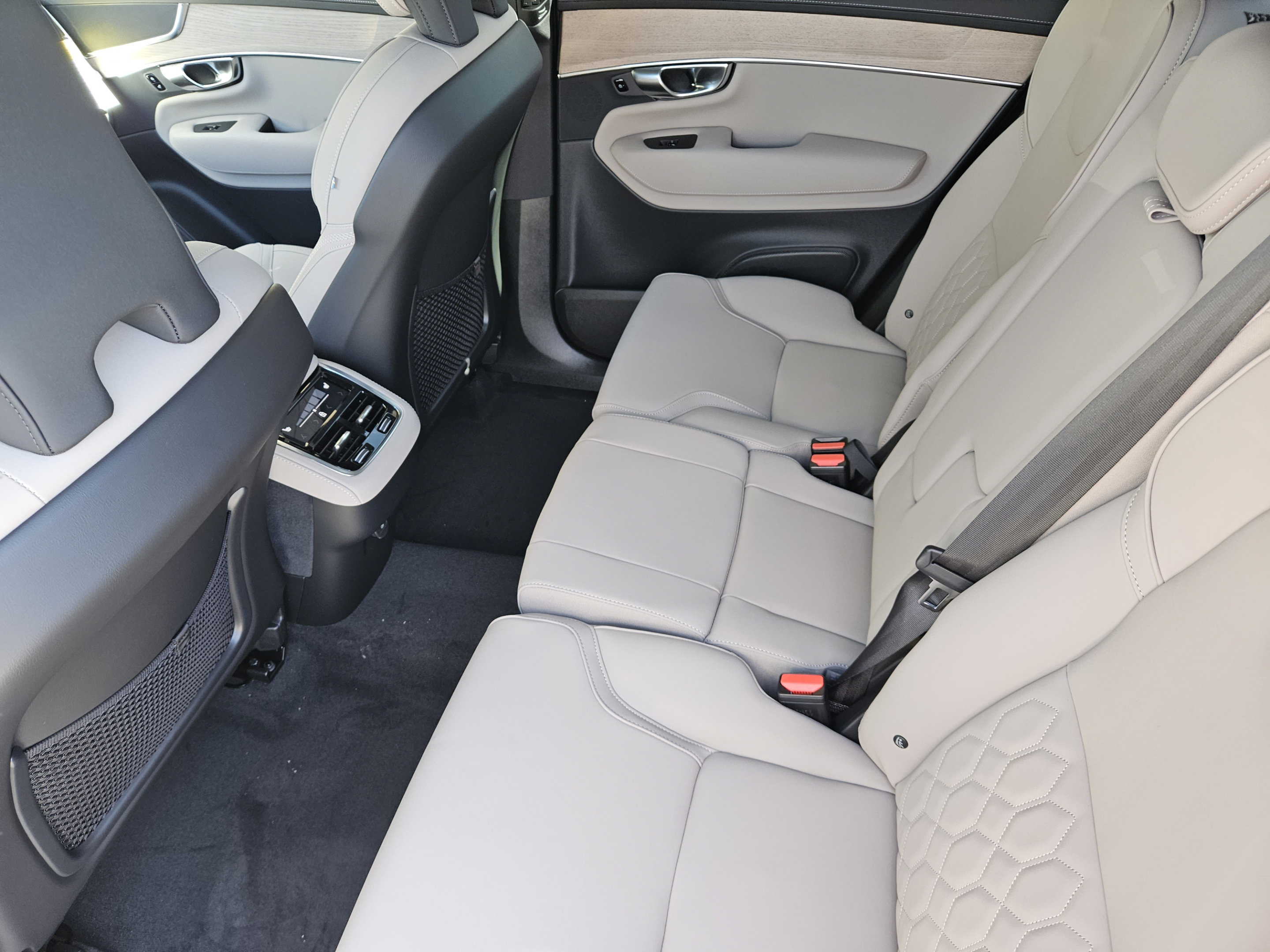 New 2026 Volvo XC90 B5 Plus w/ Protection Package Premier AWD/4WD image 25