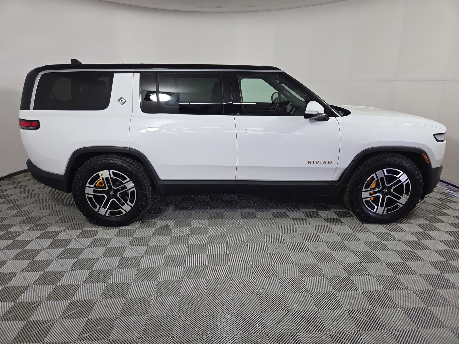 Used 2022 Rivian R1S Launch Edition image 6