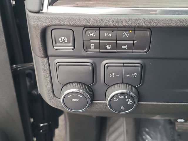 Used 2025 Chevrolet Suburban LS RWD image 24
