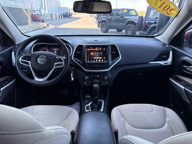 Used 2017 Jeep Cherokee Latitude AWD/4WD image 14