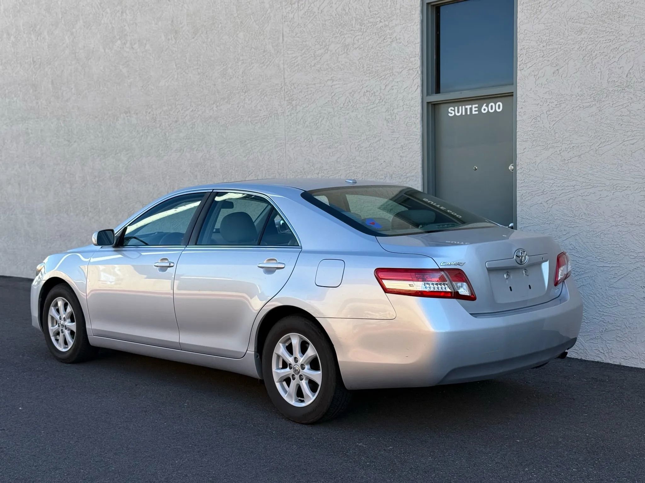 Used 2010 Toyota Camry LE image 3