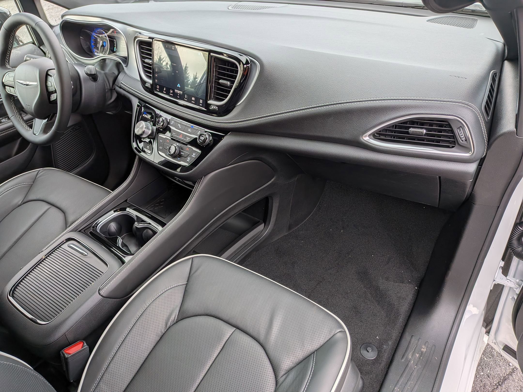 New 2026 Chrysler Pacifica Limited w/ Uconnect Theater Family Group image 40