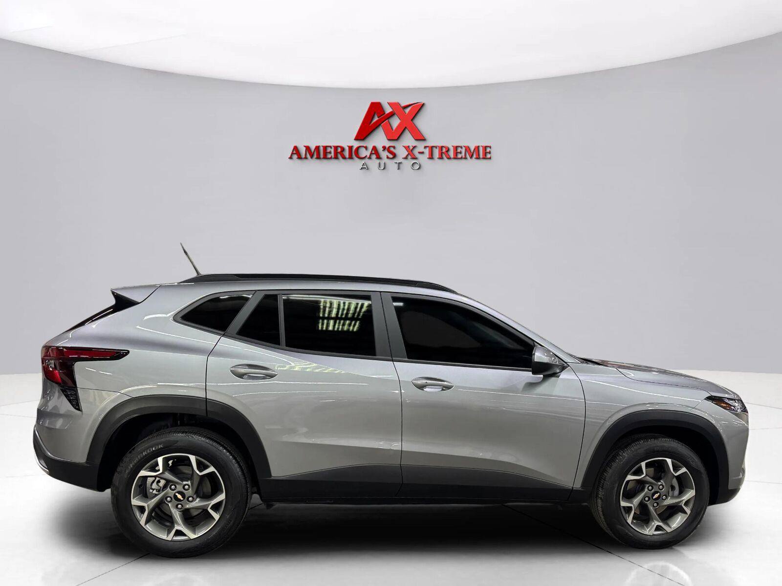 Used 2025 Chevrolet Trax LT w/ Sunroof Package FWD image 8
